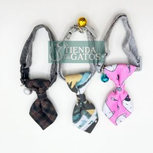 Collar en tela con forma de corbata  y sonajero